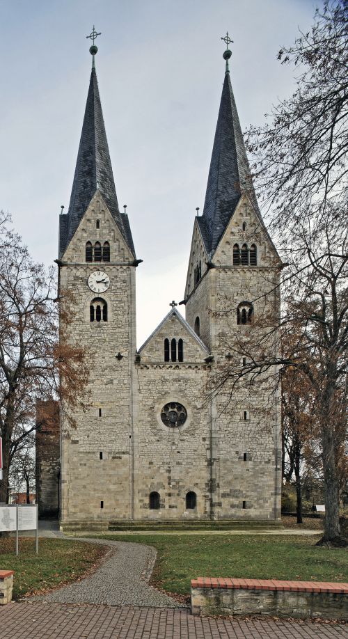 Basilika St. Georg und St. Pancratius, Westansicht